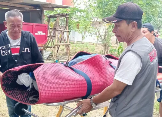 Wisatawan yang terseret ombak laut Pantai Ciatir, Sawarna, Lebak saat dievakuasi ke Puskesmas Bayah. (Sumber: Dok. Balawista Lebak)