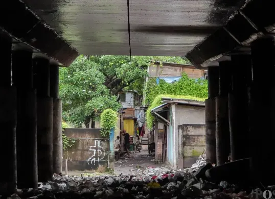 Kondisi kolong Tol Wiyoto Wiyono, plat besi penopang jalan diganti pakai bahan fiber. (Sumber: Poskota/Bilal Nugraha Ginanjar)