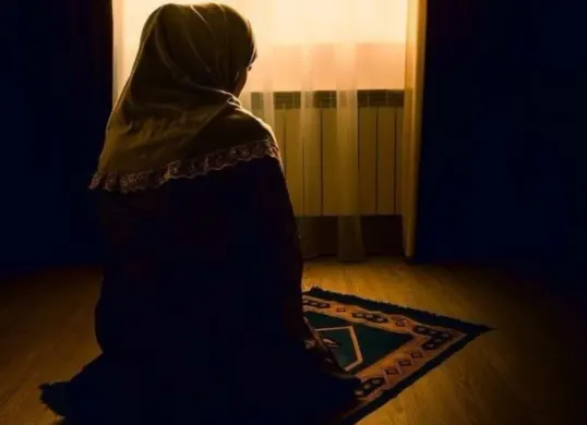 Ilustrasi. Hukum ziarah kubur bagi wanita yang sedang haid (Sumber: Pinterest)