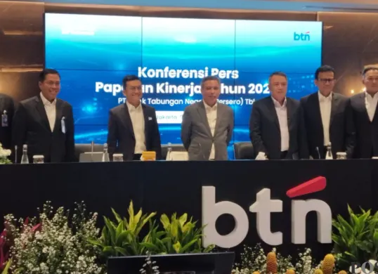 Direktur BTN Nixon LP Napitupulu (tengah) bersama direksi lainnya menjelaskan perolehan yang telah dicapai pada tahun 2025. (Sumber: Poskota/Heri Effendi)