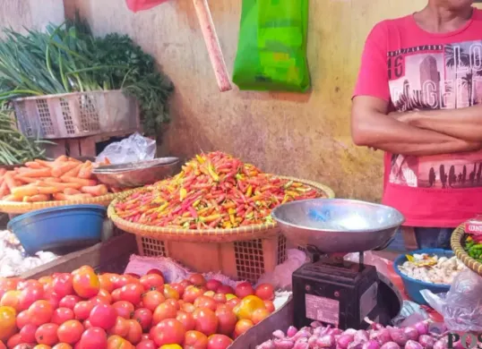 Ilustrasi harga bahan pokok jelang Ramadan. (Sumber: Poskota/Samsul Fatoni)