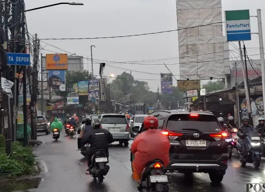 Situasi lalu lintas di Jalan Raya Bojongsari-Parung, Kota Depok, terpantau padat setelah diguyur hujan, Senin, 9 Februari 2026. (Sumber: Poskota/Angga Pahlevi)