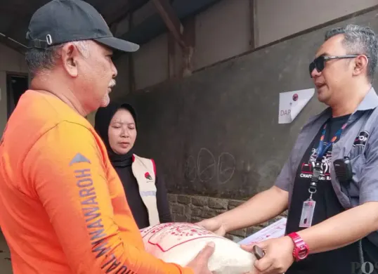 Komunitas HYSTORI Bandung Raya, berikan bantuan kepada warga di lokasi Longsor Desa Pasirlangu, Kecamatan Cisarua, Kabupaten Bandung Barat. (Sumber: Poskota/Gatot Poedji Utomo)