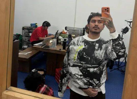 Penerbit buku Shira Media secara resmi memutuskan kerja sama dengan kreator konten sekaligus pemilik brand lokal Thanksinsomnia, Mohan Hazian. (Sumber: Instagram/@mohanhazian)