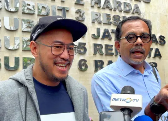 Komika Pandji Pragiwaksono saat ditemui di Polda Metro Jaya. (Sumber: Poskota/Ali Mansur.)