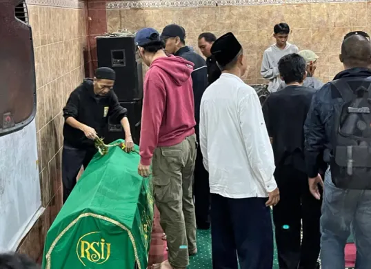 Korban kecelakaan tunggal akibat jalan berlubang saat hendak disaltkan di kediamannya, Manggarai Utara, Jakarta Selatan. (Sumber: Poskota/M. Tegar Jihad)