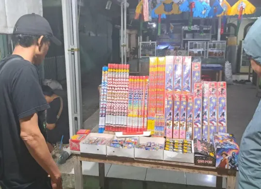 Operasi Pekat Jaya 2026 menyasar perdagangan petasan berbahaya di Kota Depok. (Sumber: Dok. Polsek Cinere)