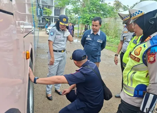 Satlantas Polres Metro Depok melakukan Ramp Check di pool PO Bus di Curug Bojongsari, Kota Depok, Senin 9 Februari 2026. (Sumber: Poskota/Angga Pahlevi)
