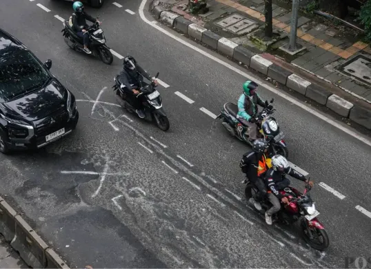 Jalan berlubang di Matraman Raya, Jakarta Timur memakan korban. (Sumber: Poskota/Bilal Nugraha Ginanjar)