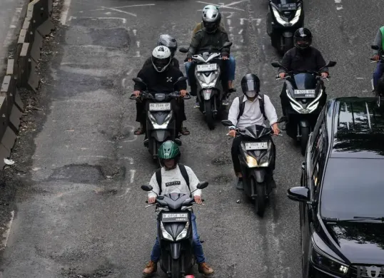 Kondisi jalan rusak berlubang dan tambalan tidak rata di Matraman Raya, Jakarta Timur. (Sumber: Poskota/Bilal Nugraha Ginanjar)