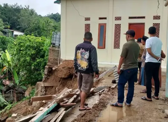 Sejumlah warga di Kujangsari, Lebak saat melihat kondisi tanah longsor. (Sumber: Istimewa)