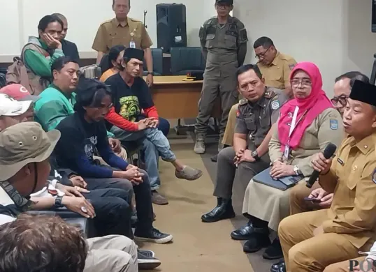 Wali Kota Depok, Supian Suri menerima perwakilan massa berdialog terkait BPJS Kesehatan. (Sumber: Poskota/Angga Pahlevi)