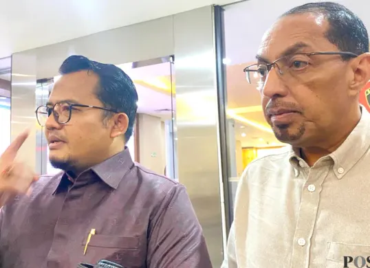 Tersangka kasus PT Dana Syariah Indonesia (PT DSI), Taufik Aljufri (kemeja putih) saat ditemui di Bareskrim Polri, Jakarta Selatan, Senin, 9 Februari 2026. (Sumber: Poskota/Ali Mansur)