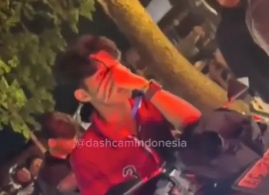 Viral aksi pencurian helm di konser NDX, pelaku dibully massa. (Sumber: Instagram/@dashcamindonesia)