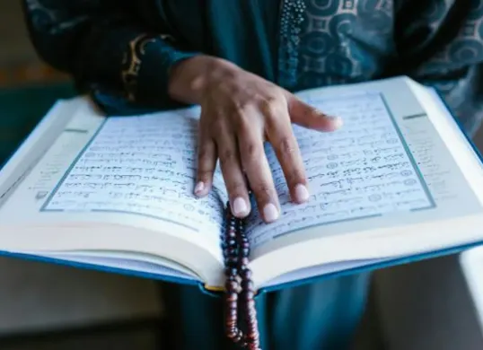 Ilustrasi. Cara agar tetap produktif saat berpuasa, termasuk tips makan sehat, mengatur jadwal, dan ide kegiatan Ramadan yang menambah nilai ibadah. (Sumber: Pexels/RDNE Stock project)