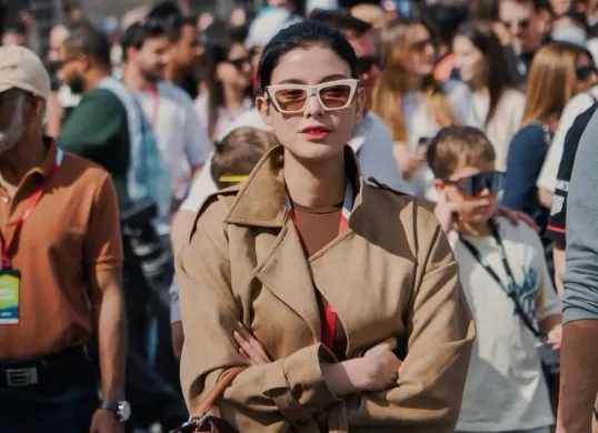 Artis Medina Dina tengah menjadi sorotan publik belakangan ini, karena kedekatannya dengan Gading Marten. (Sumber: Instagram/@medinadinaaa)