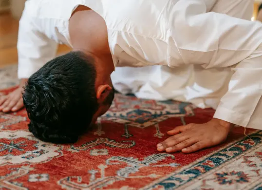 Seorang muslim bersujud dalam doa, melambangkan penerimaan terhadap qada dan qadar serta keteguhan hati dalam menghadapi ujian hidup. (Sumber: Pexels)