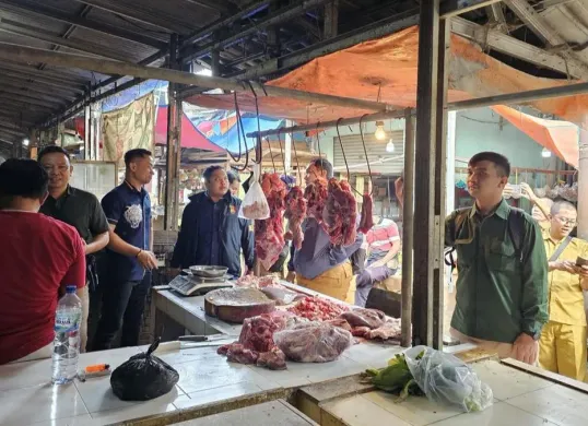 Tim Satgas Saber Pelanggaran Pangan memantau ketersediaan dan harga bahan pokok di Pasar Ciruas. (Sumber: Dok. Satgas Siber Pangan)