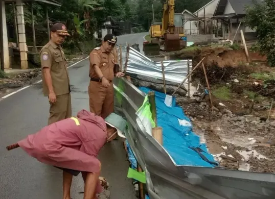 Camat Munjul, Pandeglang bersama jajarannya saat meninjau jalan ambles. (Sumber: Dok. Warga)