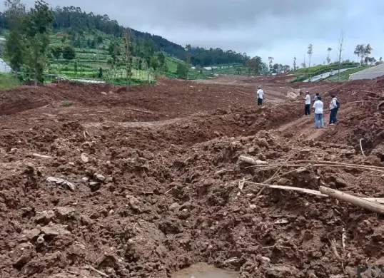 Lokasi pencarian korban tertimbun longsor di Desa Pasirlangu, Kecamatan Cisarua, Kabupaten Bandung Barat. (Sumber: Poskota/Gatot Poedji Utomo)