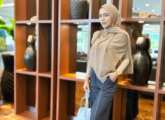 Sosok Ratu Rizky Nabila belakangan disorot usai terungkap sebagai istri kedua Marcel Radhival atau dikenal sebagai Pesulap Merah. (Sumber: Instagram/@raturn)