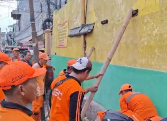 Kondisi tembok SDN 03 Kelurahan Jelambar, Kecamatan Grogol Petamburan, Jakarta Barat, dibenahi petugas, Selasa, 10 Februari 2026. (Sumber: Dok. Istimewa)