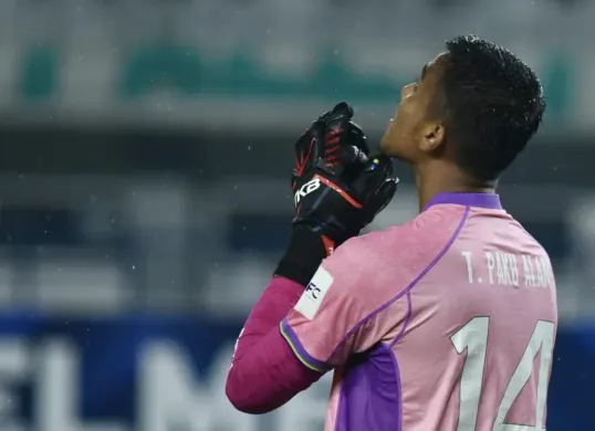 Kiper Persib Bandung, Teja Paku Alam, tampil solid sepanjang musim dan menjadi tumpuan utama menjelang laga kontra Ratchaburi FC. (Foto: persib.co.id) (Sumber: Instagram/@tejapakualam)