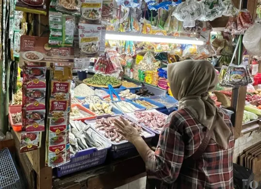 Aktivitas niaga di pasar tradisional Tomang Barat, Grogol Petamburan, Jakarta Barat, Rabu, 11 Februari 2026. (Sumber: Poskota/Pandi Ramedhan)