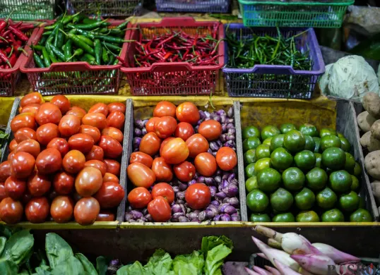 Pedagang diperingatkan tidak menjual bahan pokok lebih dari HET. (Sumber: Poskota/Bilal Nugraha Ginanjar)