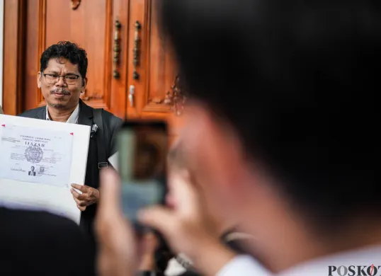Pengamat Kebijakan Publik Bonatua Silalahi menunjukan salinan asli ijazah Presiden ke-7 Joko Widodo di depan kantor KPU RI, Jakarta, Senin, 9 Februari 2026. (Sumber: Poskota/Bilal Nugraha Ginanjar)