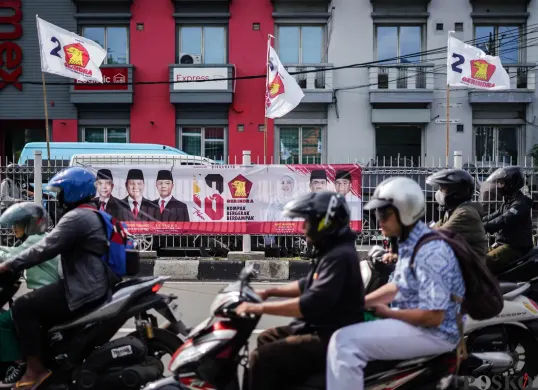 Sejumlah Atribut Parpol Masih Terlihat di Jalanan Jakarta