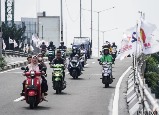 Pemotor tidak mengenakan helm. (Sumber: Poskota/Bilal Nugraha Ginanjar)
