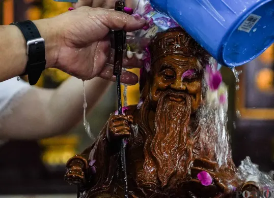 Tradisi Bersih Bersih Rupang Jelang Imlek Tahun Kuda Api