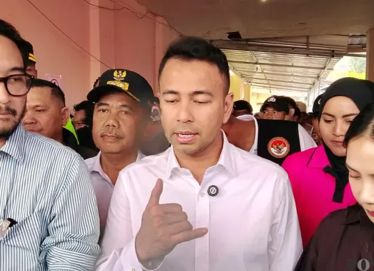 Utusan Khusus Presiden Bidang Pembinaan Generasi Muda dan Pekerja Seni Raffi Ahmad (tengah), saat mengunjungi tempat pengungsian korban longsor di Desa Pasirlangu Kabupaten Bandung Barat. (Sumber: Poskota/Gatot Poedji Utomo)