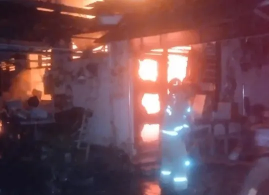 Petugas melakukan pemadaman di pabrik rumahan konveksi di wilayah Ciomas, Kabupaten Bogor. (Sumber: Dok. Damkar)