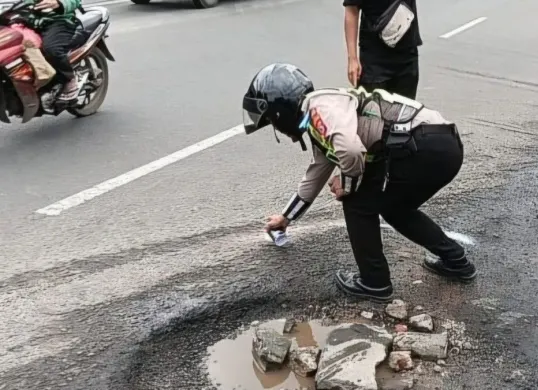 Anggota Satlantas Polresta Tangerang saat melakukan pemetaan jalan berlubang. (Sumber: Dok. Satlantas Polresta Bandara)