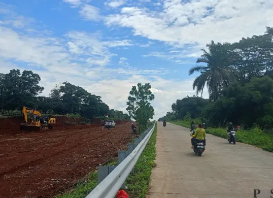 Pengendara melintas di Jalan Bomang yang tebgah digenjot pembangunannya oleh Pemkab Bogor. (Sumber: Poskota/Giffar Rivana)