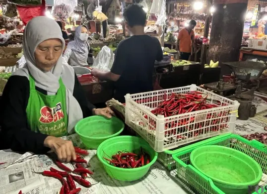 Aktivitas pedagang sayur mayur di pasar tradisional Tomang Barat, Grogol Petamburan, Jakarta Barat, Rabu, 11 Februari 2026. (Sumber: Poskota/Pandi Ramedhan)