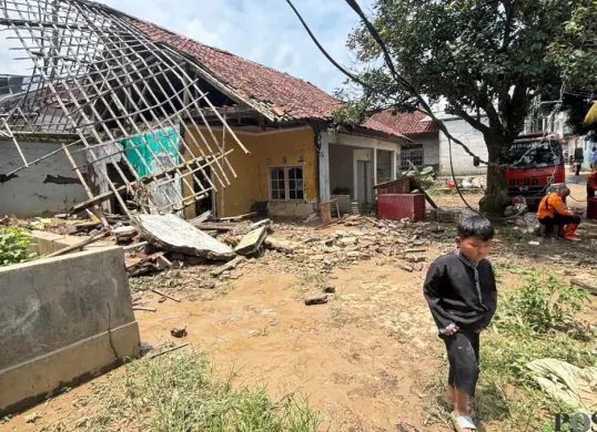 Salah satu rumah warga di Kampung Cicerewed, Desa Cijayanti, Kecama Babakan Madang, Kabupaten Bogor rusak akibat banjir bandang. (Sumber: Poskota/Giffar Rivana)
