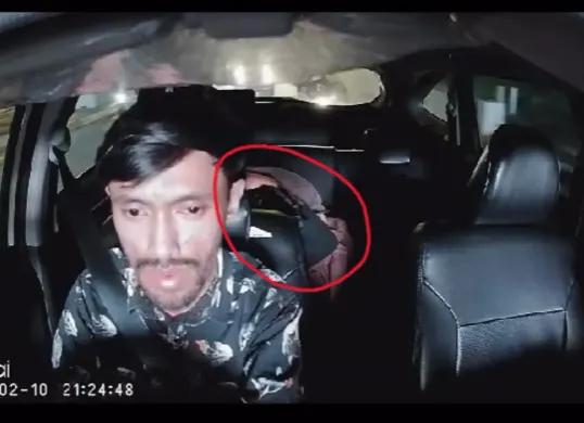 Seorang pengemudi taksi online memperlihatkan dashboard aplikasinya saat menceritakan insiden penumpang yang diduga melakukan tindakan tidak pantas di mobilnya, Jakarta, 10 Februari 2026. (Sumber: Instagram/@azmirahmatzz)