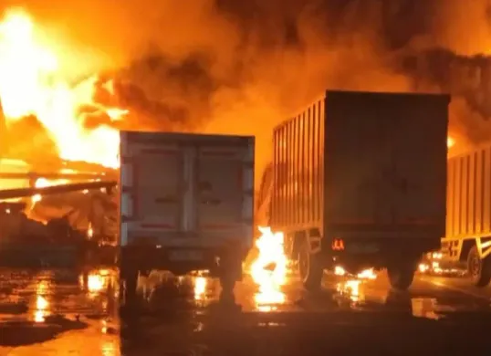 Kebakaran pabrik cat di wilayah Industri Desa Bunder, Kecamatan Cikupa, Kabupaten Tangerang, Rabu, 11 Februari 2026. (Sumber: Dok. BPBD Tangerang)