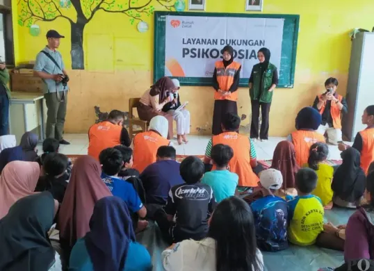 Kegiatan trauma healing di SDN Karyabakti, Desa Pasirlangu, Kecamatan Cisarua, Kabupaten Bandung Barat, Jawa Barat, Rabu, 11 Februari 2026. (Sumber: Poskota/Gatot Poedji Utomo)