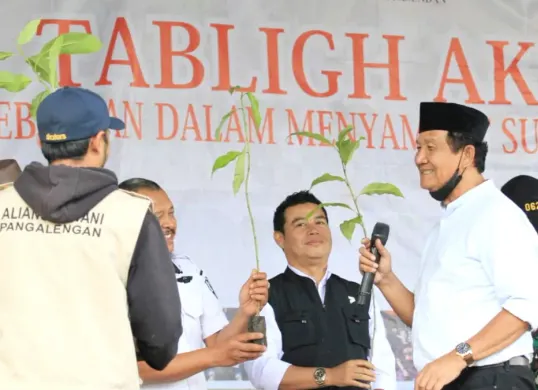 Kegiatan penanaman 1000 pohon Aliansi Petani Pangalengan. (Sumber: Poskota/Gatot Poedji Utomo)