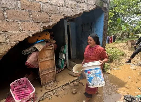 Rumah warga di Kampung Cicerewed, Bogor, rusak berat akibat banjir bandang yang terjadi pada Rabu sore, 11 Februari 2026. (Sumber: Poskota/Giffar Rivana)