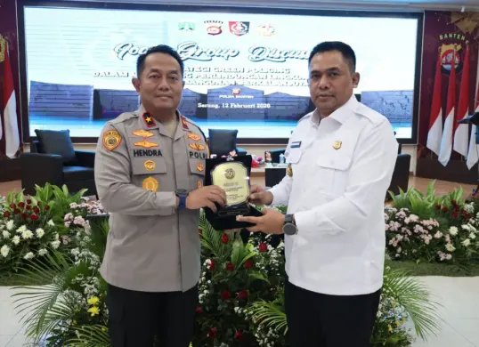 Wakapolda Banten, Brigjen Pol Hendra menyerahkan kenang-kenangan kepada Dirreskrimsus Kombes Yudhis Wibisana dalam FGD. (Sumber: Dok. Bidhumas Polda Banten)