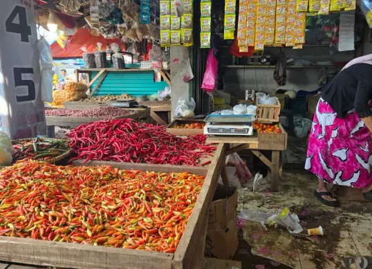 Pedagang cabai di pasar tradisional wilayah Kabupaten Tangerang. (Sumber: Poskota/Veronica Prasetio)