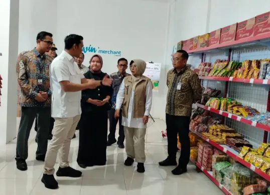 Bupati Pandeglang, Dewi Setiani saat meresmikan KDMP di Desa Kertasana, Pagelaran. (Sumber: Dok. Desa Kertasana)