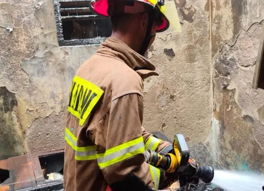 Petugas kebakaran Kota Depok berhasil memadamkan api membakar rumah warga di Sawangan Depok. (Sumber: Dok. Humas Damkar Kota Depok)