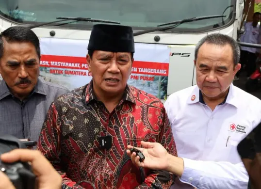 Bupati Tangerang, Maesyal Rasyid saat memberikan simbolis penyaluran bantuan korban bencana Aceh dan Sumatera. (Sumber: Istimewa)