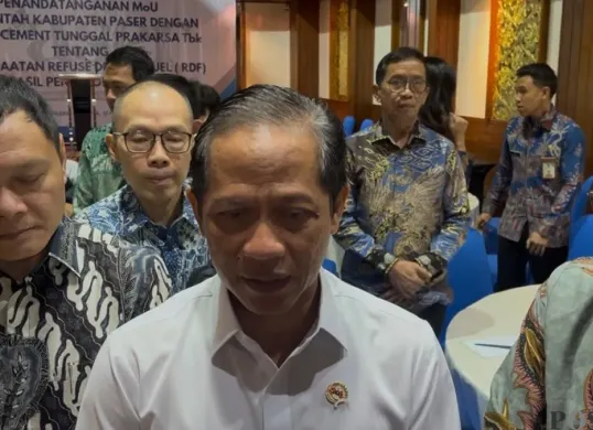 Menteri Lingkungan Hidup Hanif Faisol Nurofiq, saat penandatanganan kerja sama antara Pemerintah Kabupaten Paser dan PT Indocement di Jakarta, Kamis, 12 Februari 2026. (Sumber: Poskota/Pandi Ramedhan)